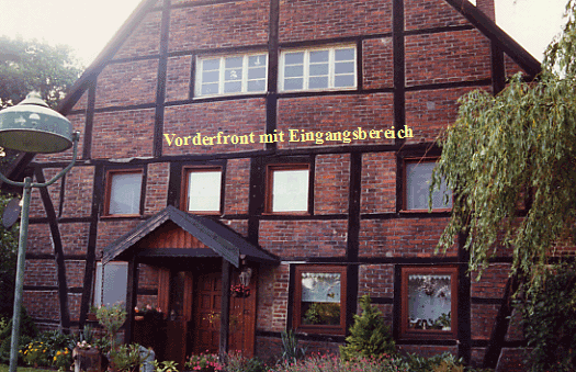 Vorderfront mit Eingangsbereich